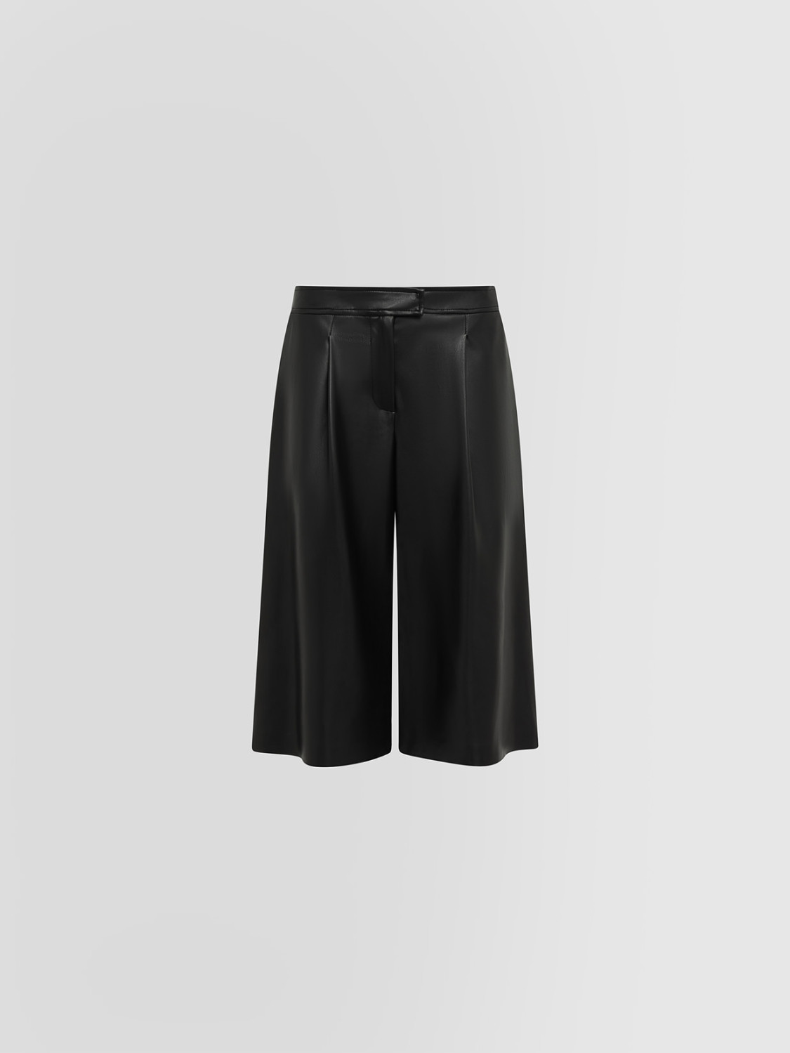 ALPHA STUDIO: BERMUDA EN ECOCUERO