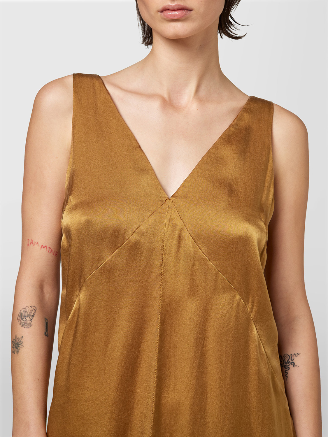 ALPHA STUDIO: VESTIDO DE SEDA SATINADA