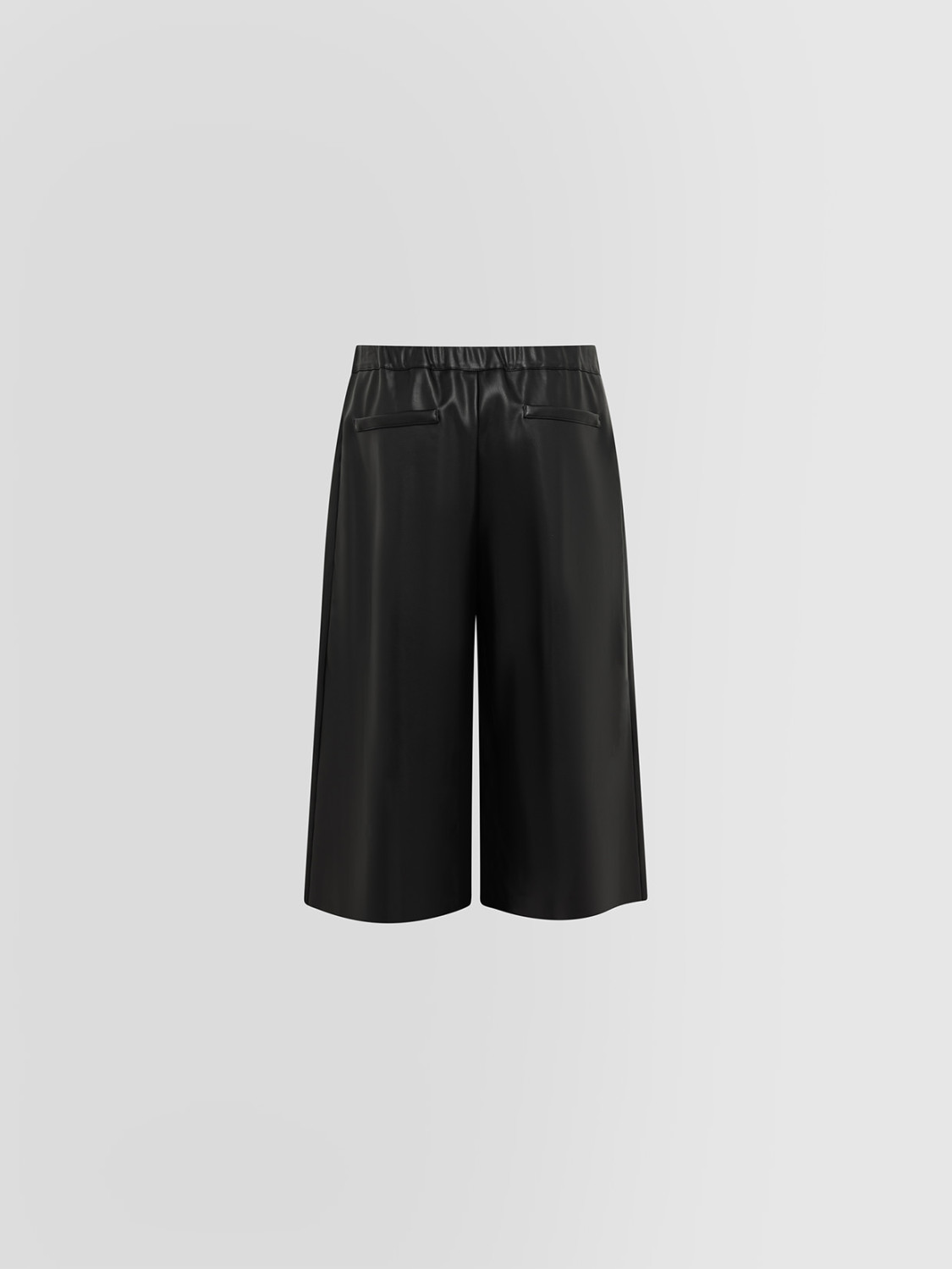 ALPHA STUDIO: BERMUDA EN ECOCUERO