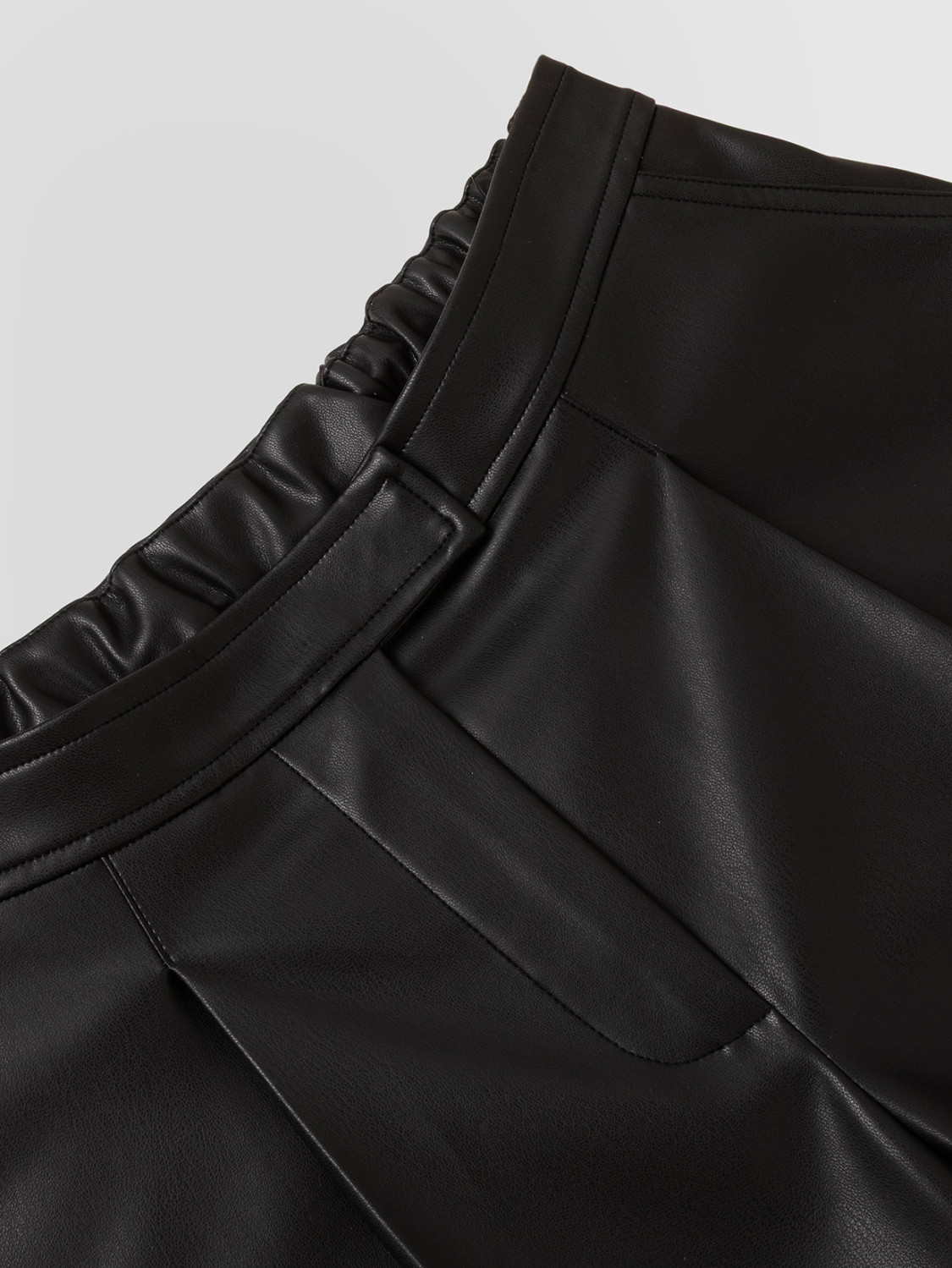 ALPHA STUDIO: BERMUDA SHORTS IN ECO LEATHER