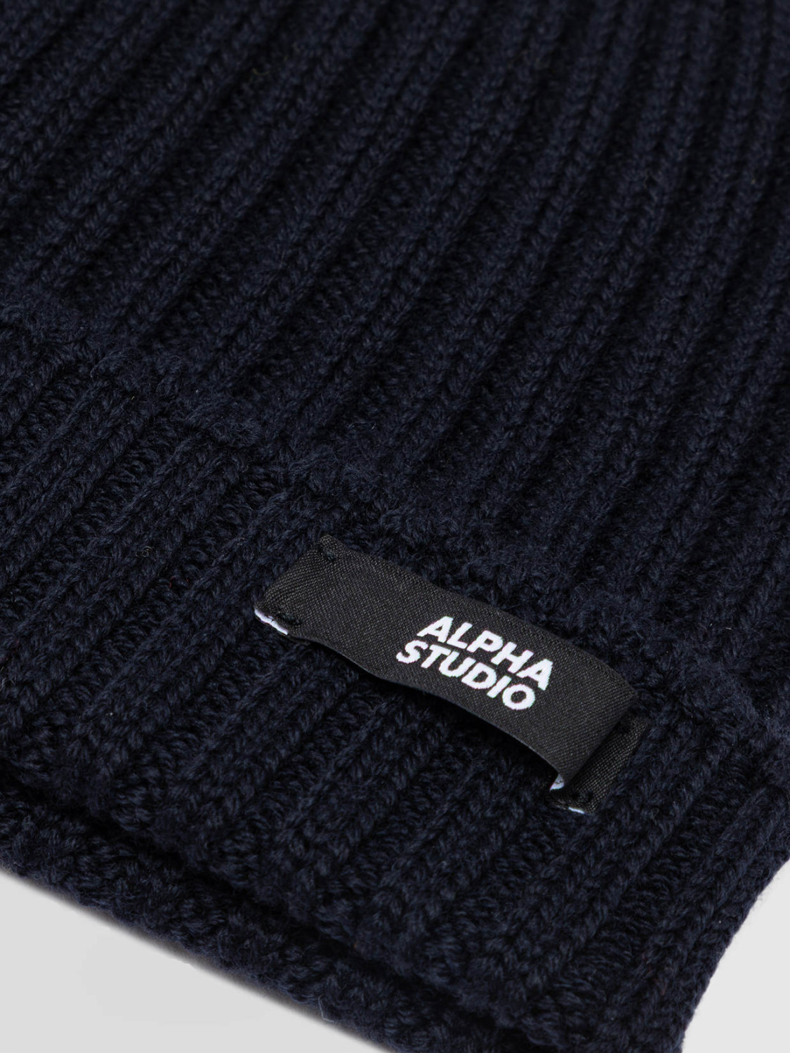 ALPHA STUDIO: CAP IN RIBBED MERINO WOOL