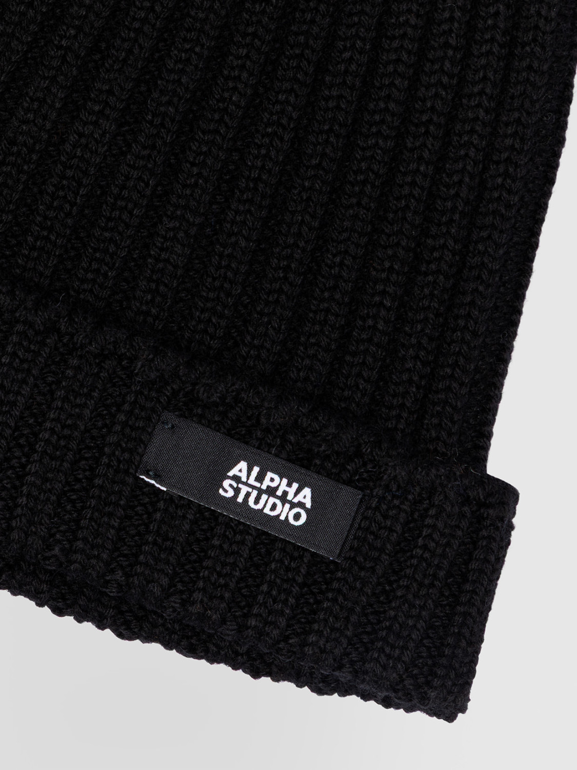 ALPHA STUDIO: CAP IN RIBBED MERINO WOOL