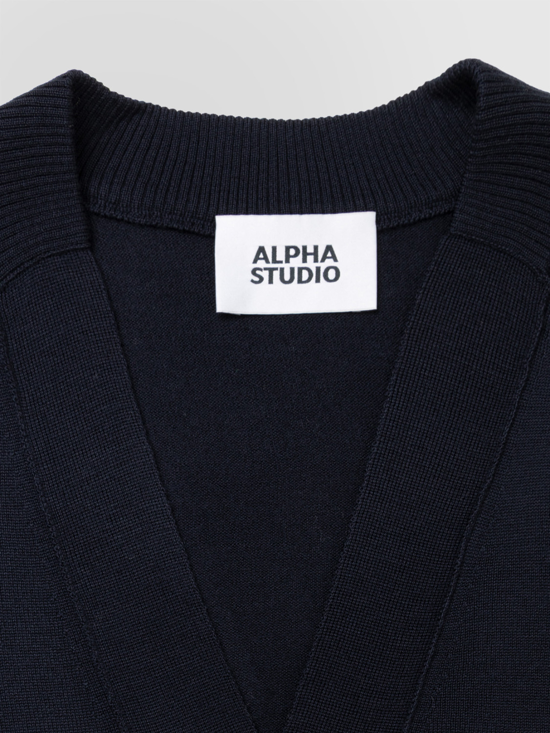 ALPHA STUDIO: CARDIGAN IN MERINOS