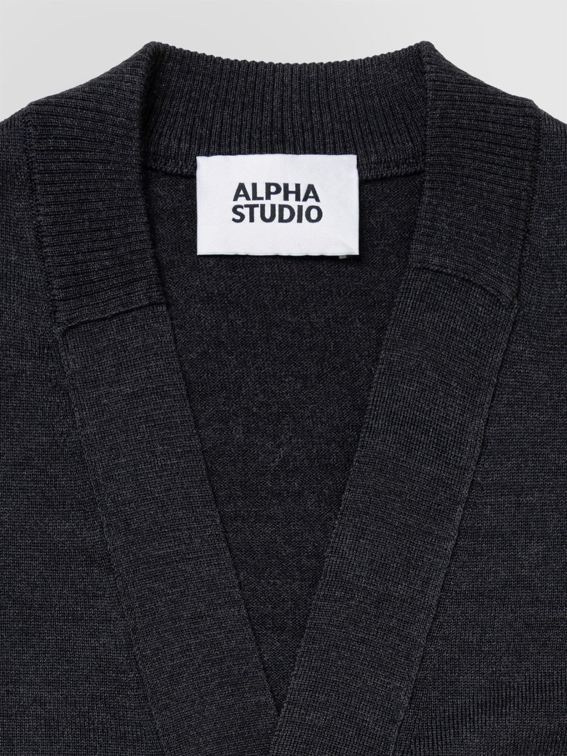 ALPHA STUDIO: CARDIGAN IN MERINO WOOL