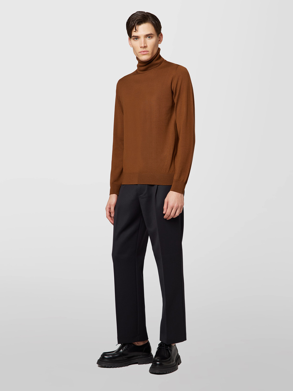 ALPHA STUDIO: BASIC TURTLENECK SWEATER IN MERINO WOOL