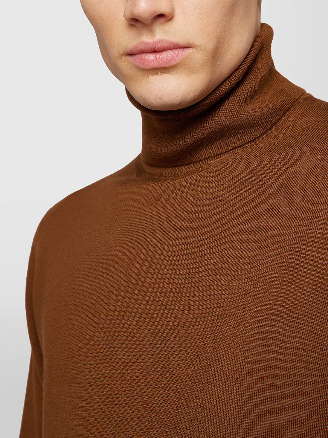 ALPHA STUDIO: BASIC TURTLENECK SWEATER IN MERINO WOOL
