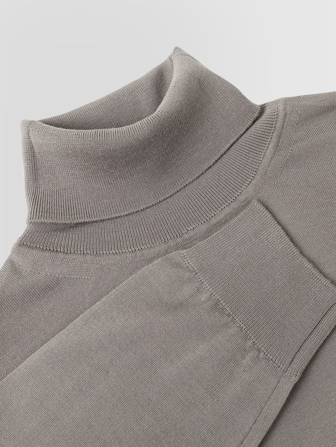 ALPHA STUDIO: TURTLENECK SWEATER IN MERINO WOOL