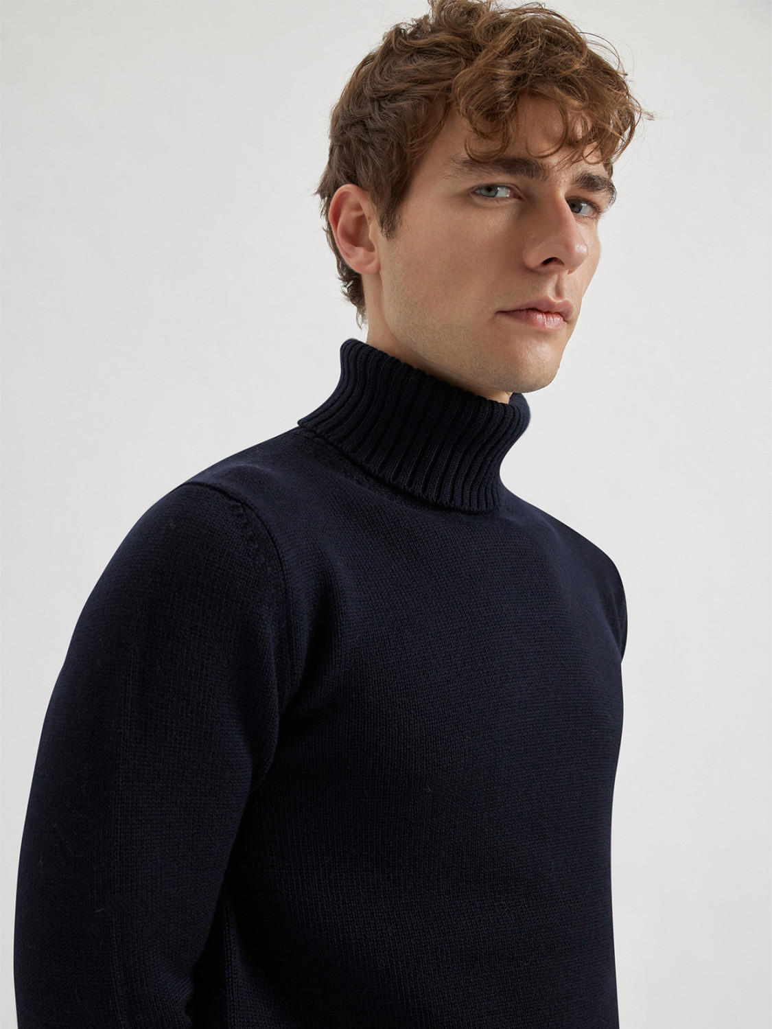 ALPHA STUDIO: JERSEY DE CUELLO CISNE DE VARIOS CABOS EN LANA MERINO