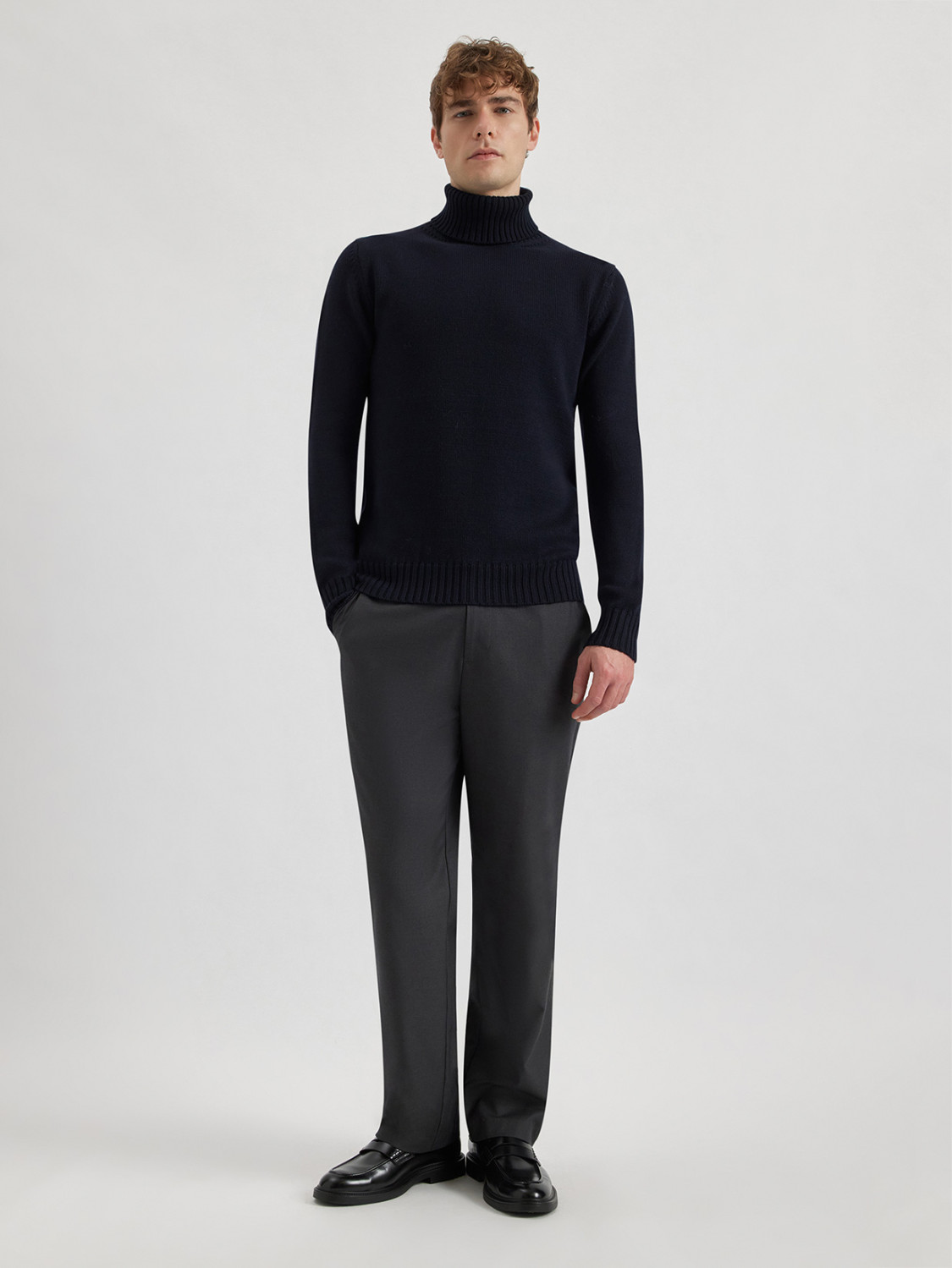 ALPHA STUDIO: JERSEY DE CUELLO CISNE DE VARIOS CABOS EN LANA MERINO
