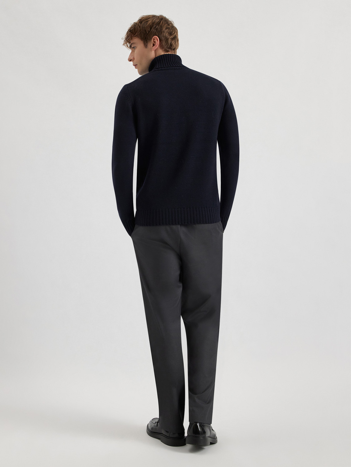 ALPHA STUDIO: JERSEY DE CUELLO CISNE DE VARIOS CABOS EN LANA MERINO
