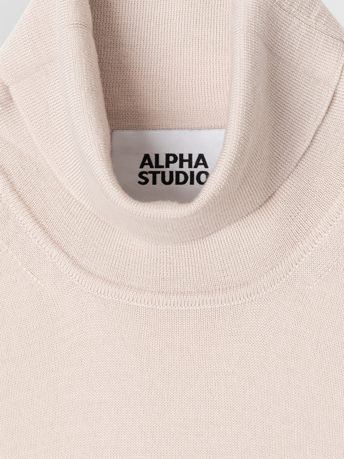 ALPHA STUDIO: JERSEY SLIM DE CUELLO CISNE EN LANA MERINO