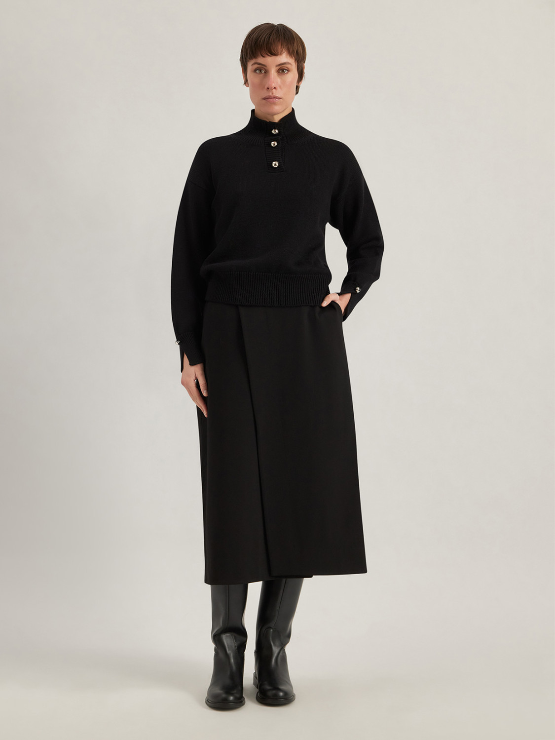 ALPHA STUDIO: JERSEY DE CUELLO ALTO EN LANA MERINO CON BOTONES