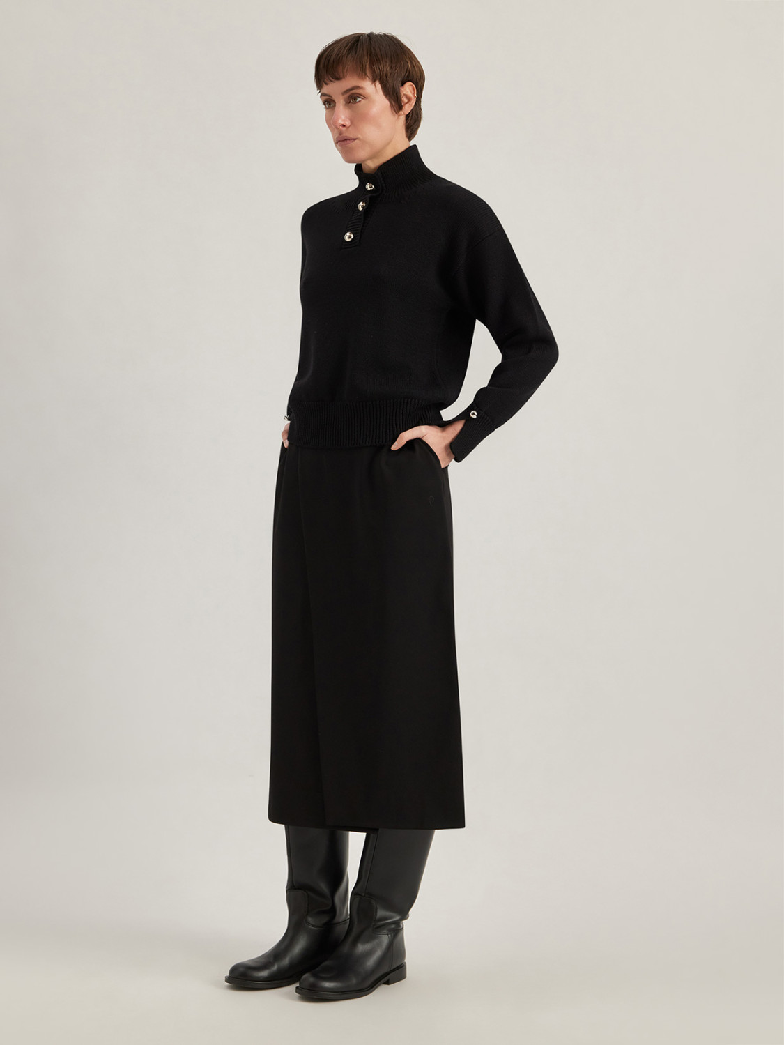 ALPHA STUDIO: JERSEY DE CUELLO ALTO EN LANA MERINO CON BOTONES