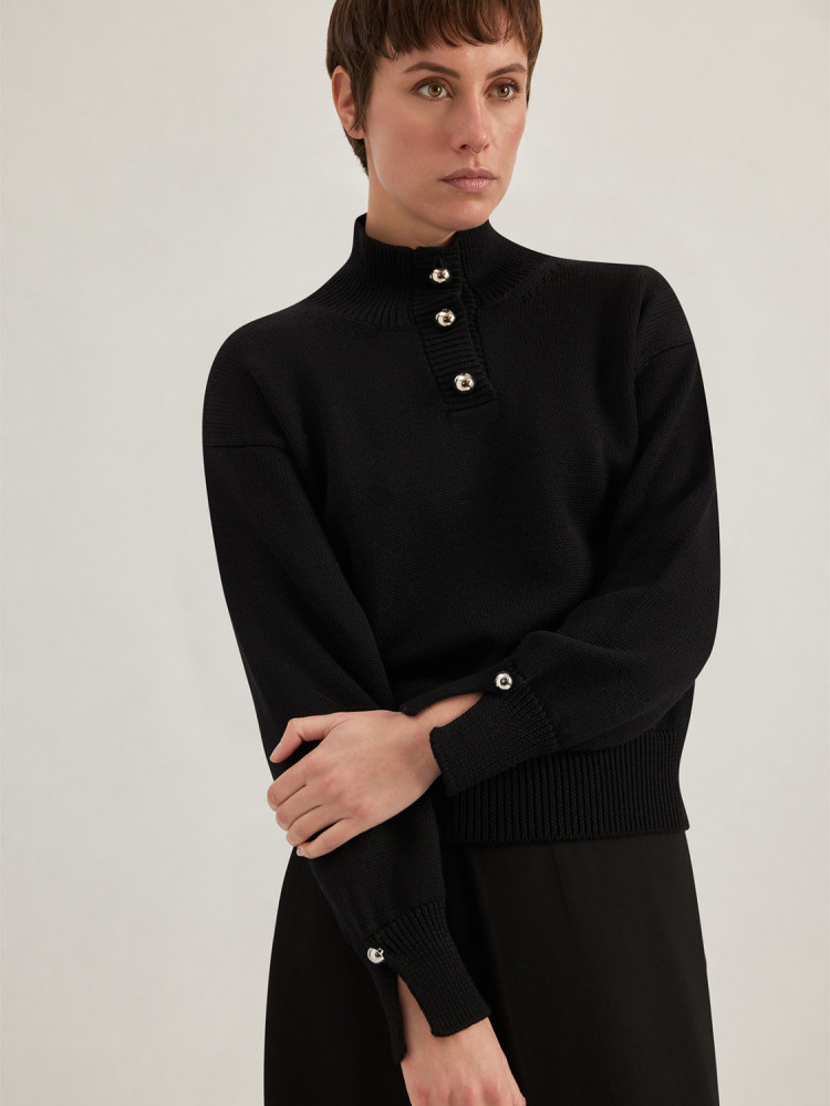 JERSEY DE CUELLO ALTO EN LANA MERINO CON BOTONES