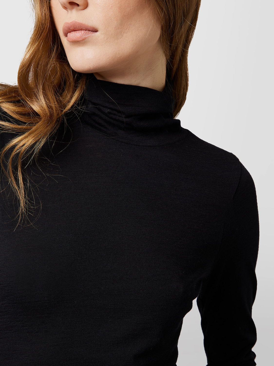 ALPHA STUDIO: TURTLE NECK SWEATER IN WOOL JERSEY