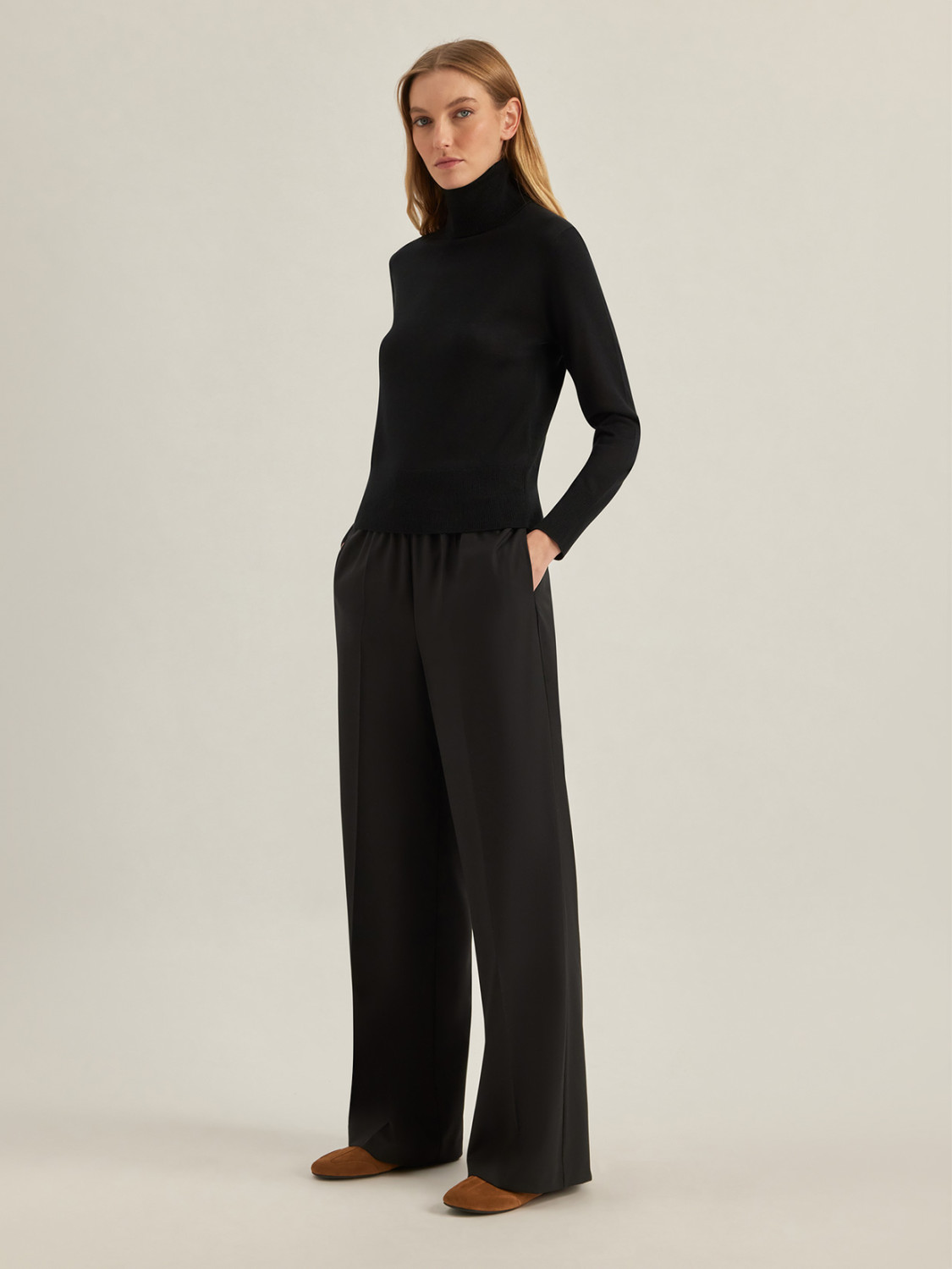 ALPHA STUDIO: JERSEY DE CUELLO VUELTO EN SEDA Y CACHEMIRA