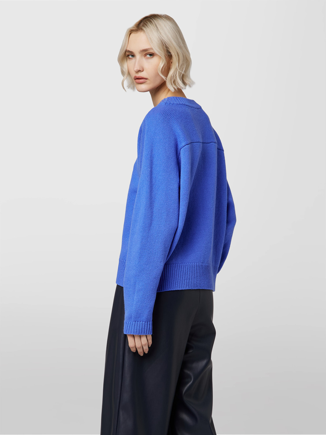 ALPHA STUDIO: BOXY TRADITIONAL CREW NECK SWEATER