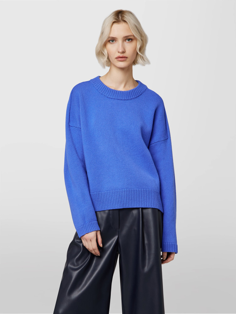 BOXY TRADITIONAL CREW NECK SWEATER