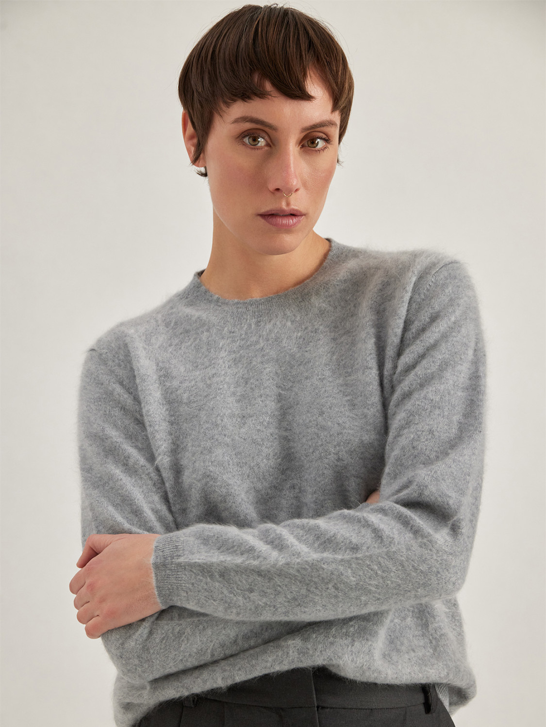 ALPHA STUDIO: JERSEY DE CUELLO REDONDO BRUSHED EN CACHEMIRA