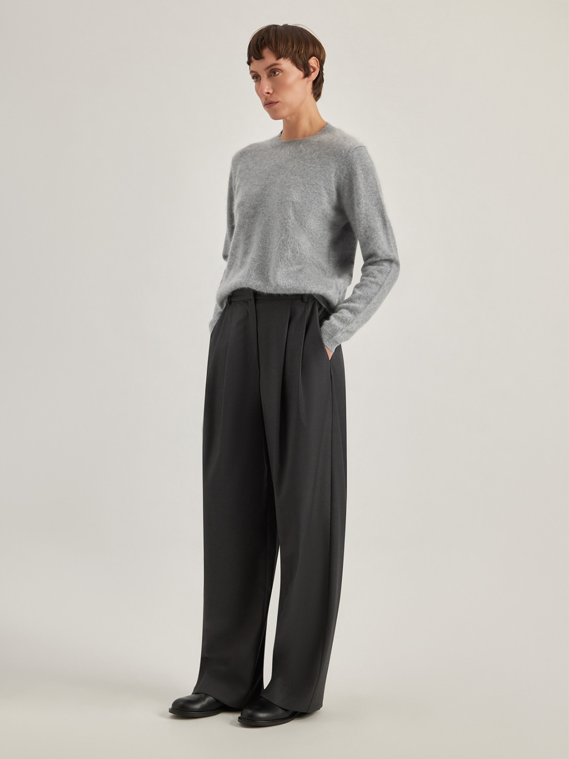 ALPHA STUDIO: JERSEY DE CUELLO REDONDO BRUSHED EN CACHEMIRA