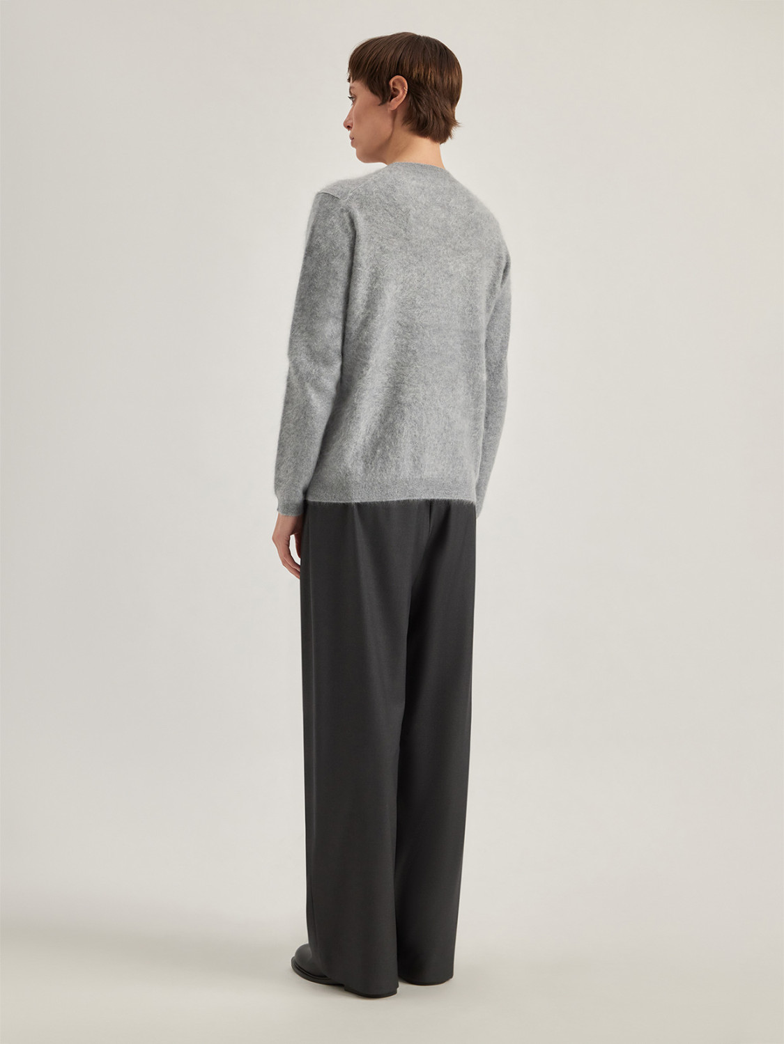 ALPHA STUDIO: JERSEY DE CUELLO REDONDO BRUSHED EN CACHEMIRA