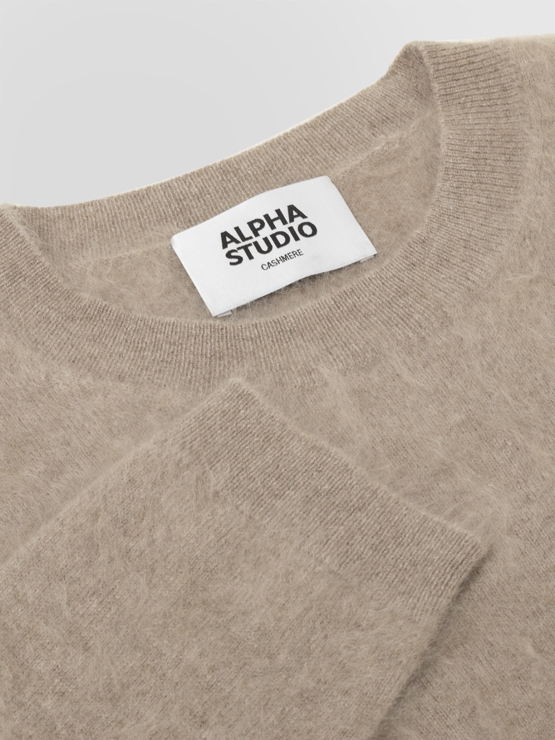 ALPHA STUDIO: JERSEY DE CUELLO REDONDO BRUSHED EN CACHEMIRA