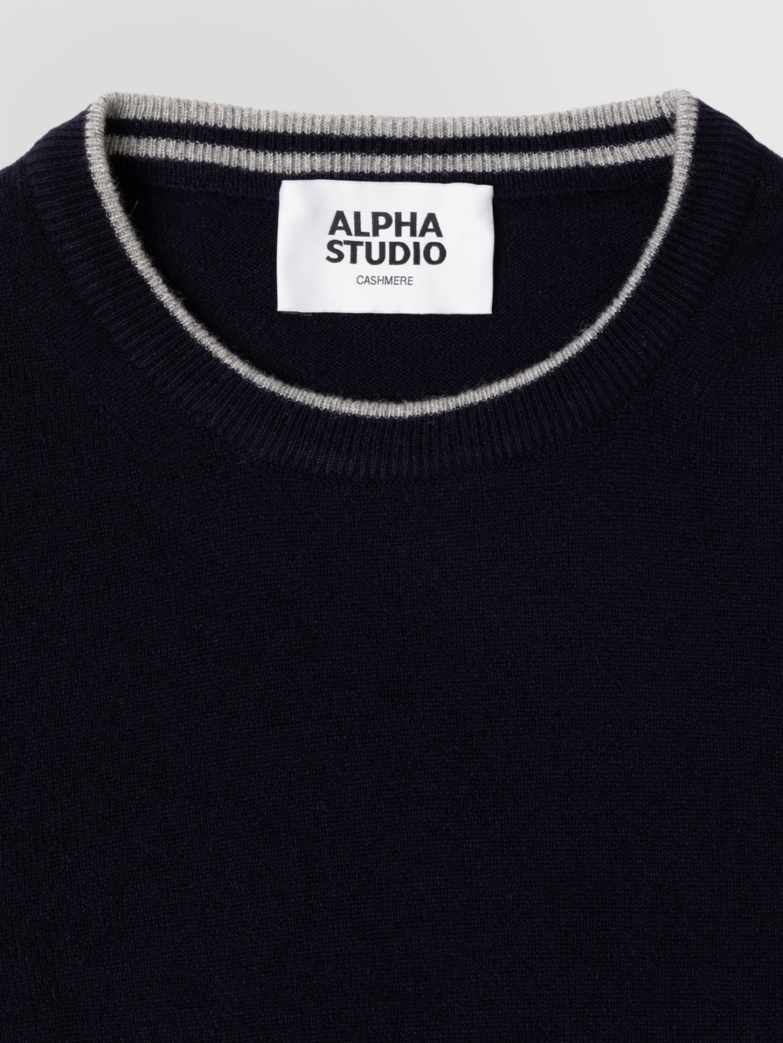 ALPHA STUDIO: CREW NECK SWEATER IN CASHMERE