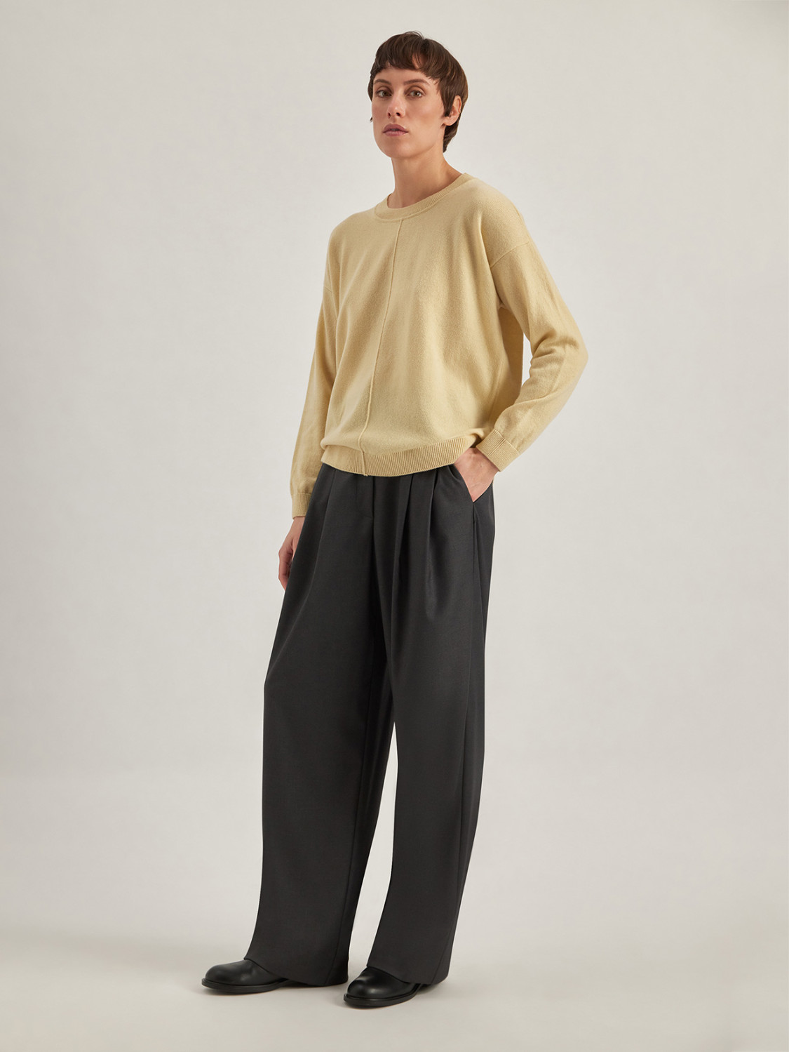 ALPHA STUDIO: CREW NECK SWEATER IN CASHMERE