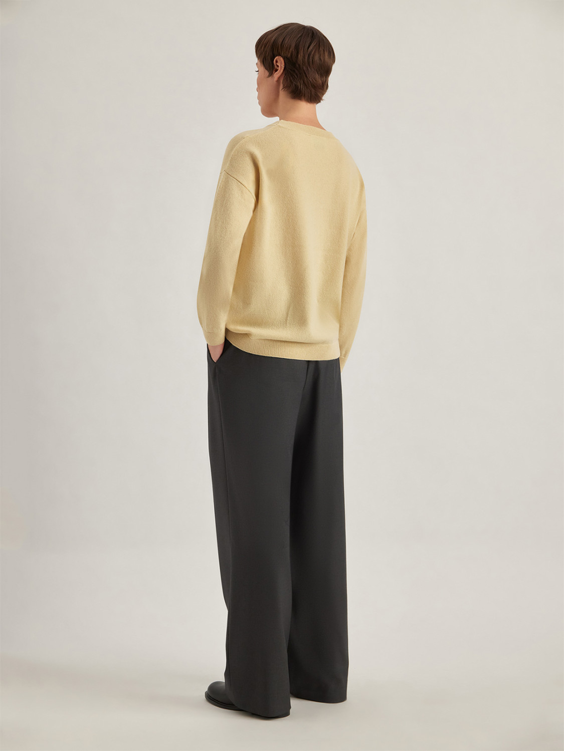 ALPHA STUDIO: CREW NECK SWEATER IN CASHMERE