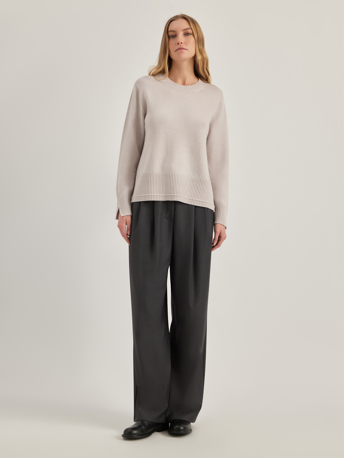 ALPHA STUDIO: CREW NECK SWEATER IN WOOL AND CASHMERE