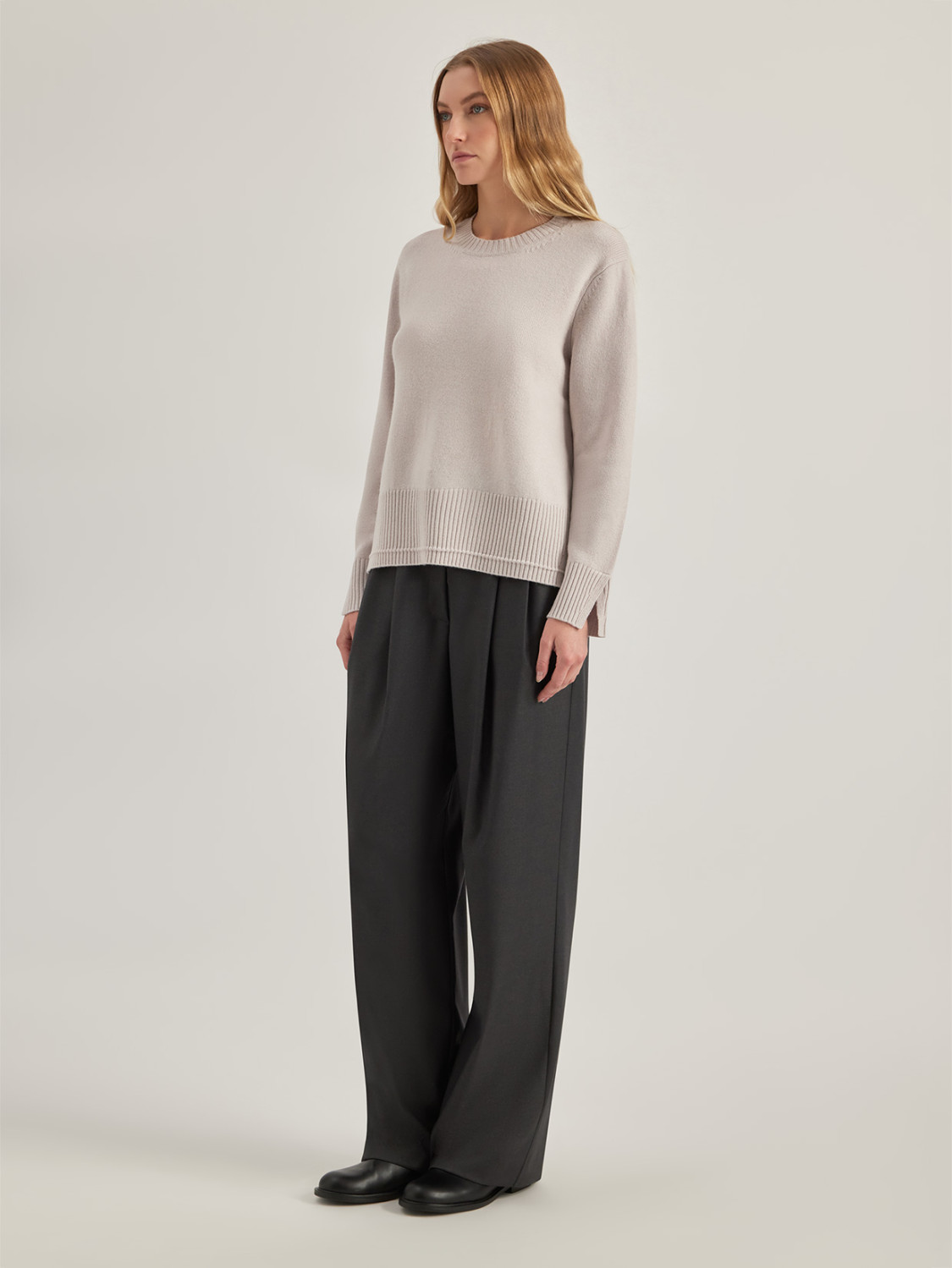 ALPHA STUDIO: CREW NECK SWEATER IN WOOL AND CASHMERE