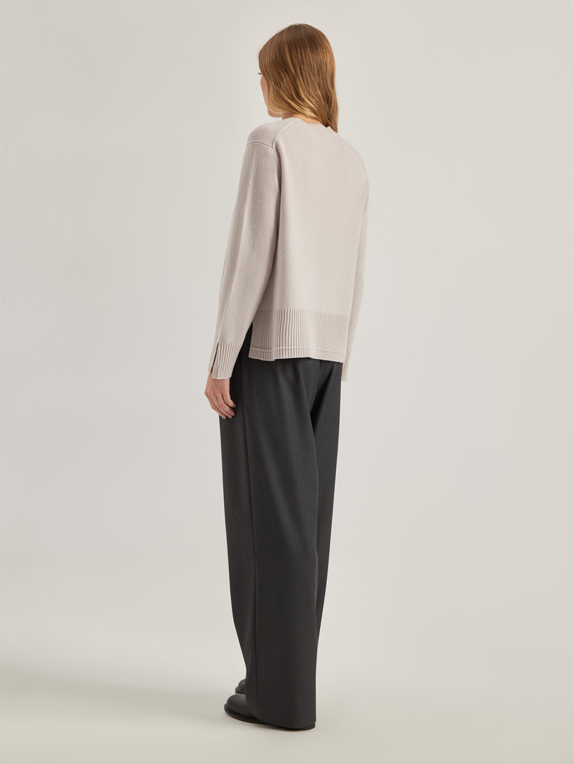 ALPHA STUDIO: CREW NECK SWEATER IN WOOL AND CASHMERE