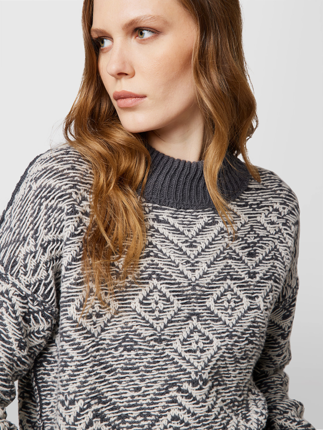ALPHA STUDIO: REVERSE CHEVRON CREW NECK SWEATER
