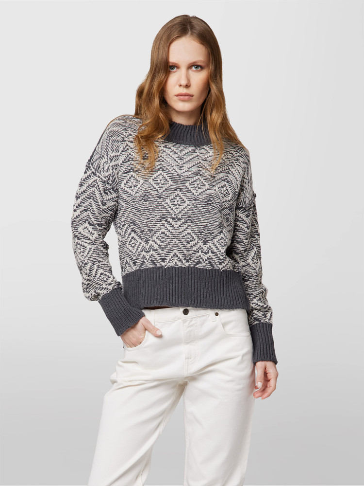 REVERSE CHEVRON CREW NECK SWEATER