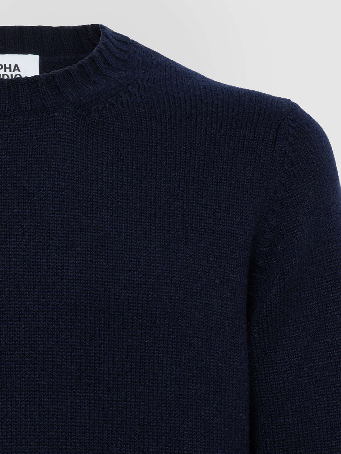 ALPHA STUDIO: URBAN CREW NECK SWEATER IN 4-PLY CASHMERE