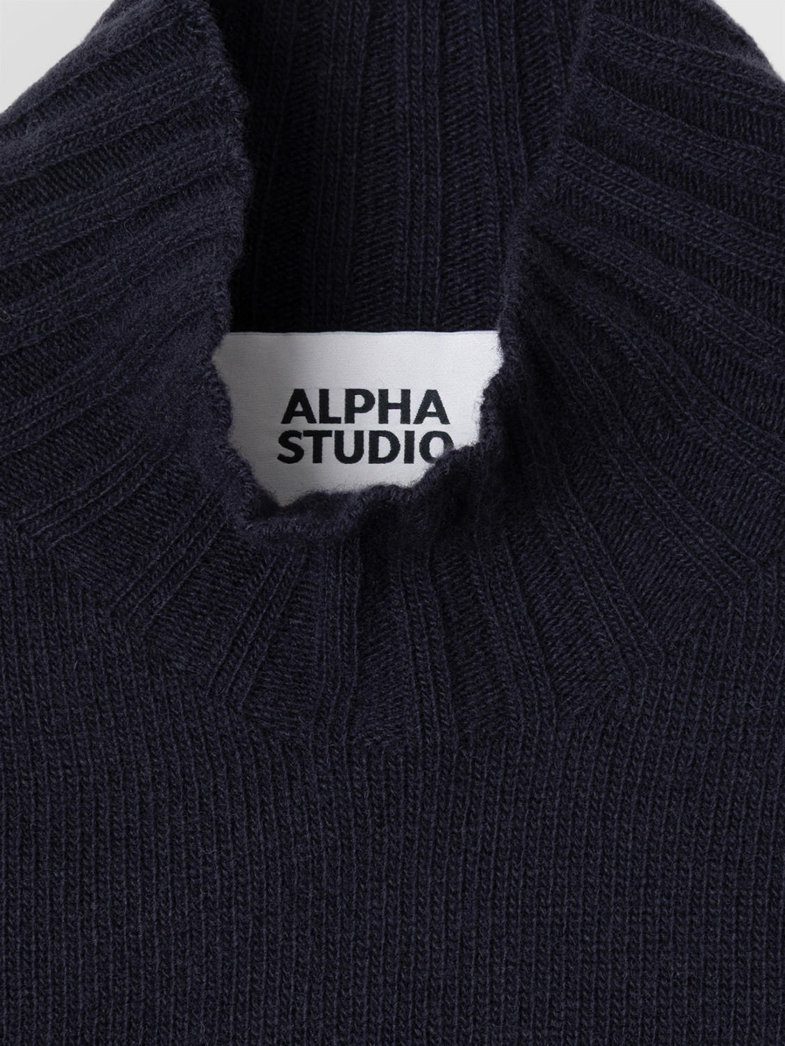 ALPHA STUDIO: FULLY-FASHIONED GRANDAD NECK SWEATER IN WOOL