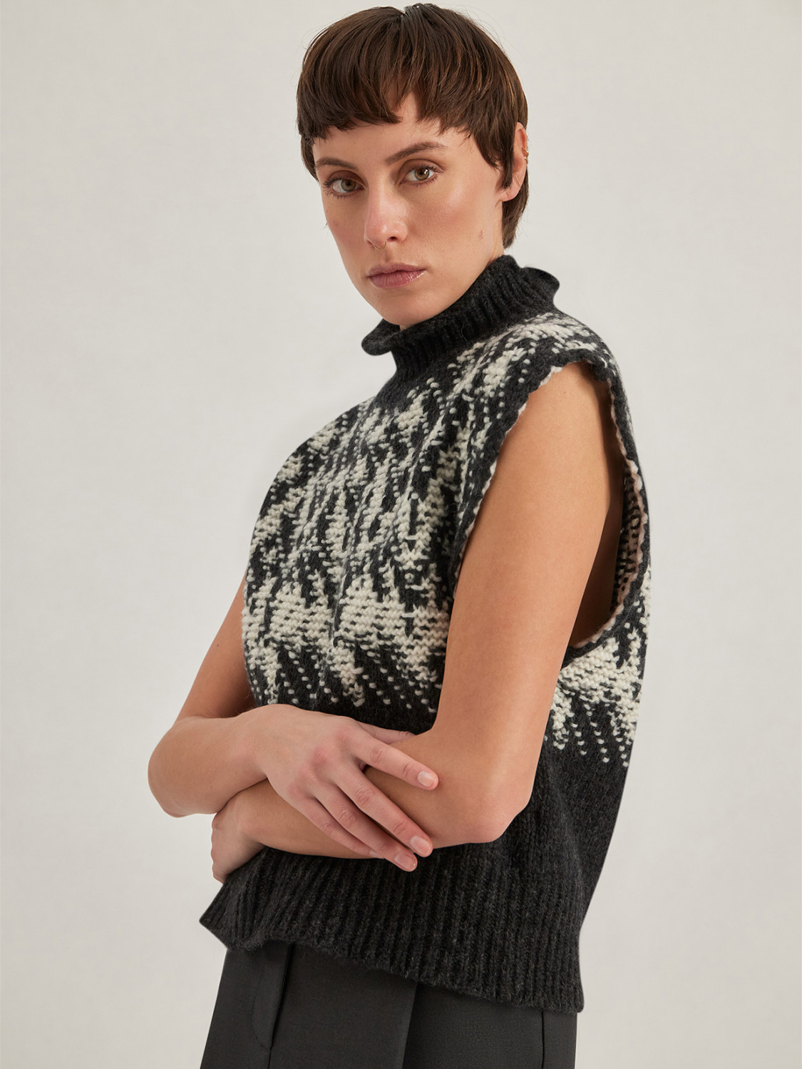 ALPHA STUDIO: NORWEGIAN JACQUARD SLEEVELESS GRANDAD NECK SWEATER