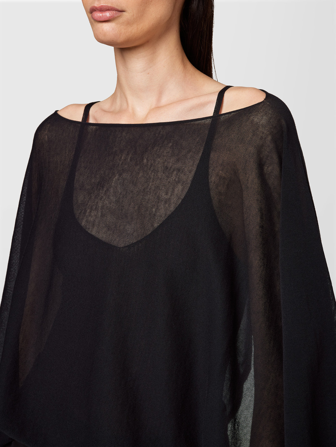 ALPHA STUDIO: PONCHO INTEGRAL CON TRANSPARENCIAS