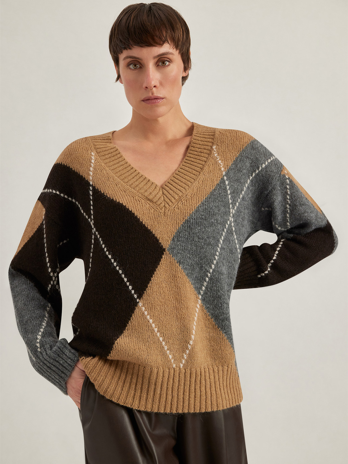ALPHA STUDIO: ARGYLE INTARSIA V-NECK SWEATER