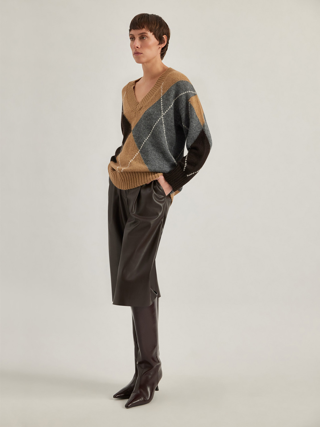 ALPHA STUDIO: ARGYLE INTARSIA V-NECK SWEATER