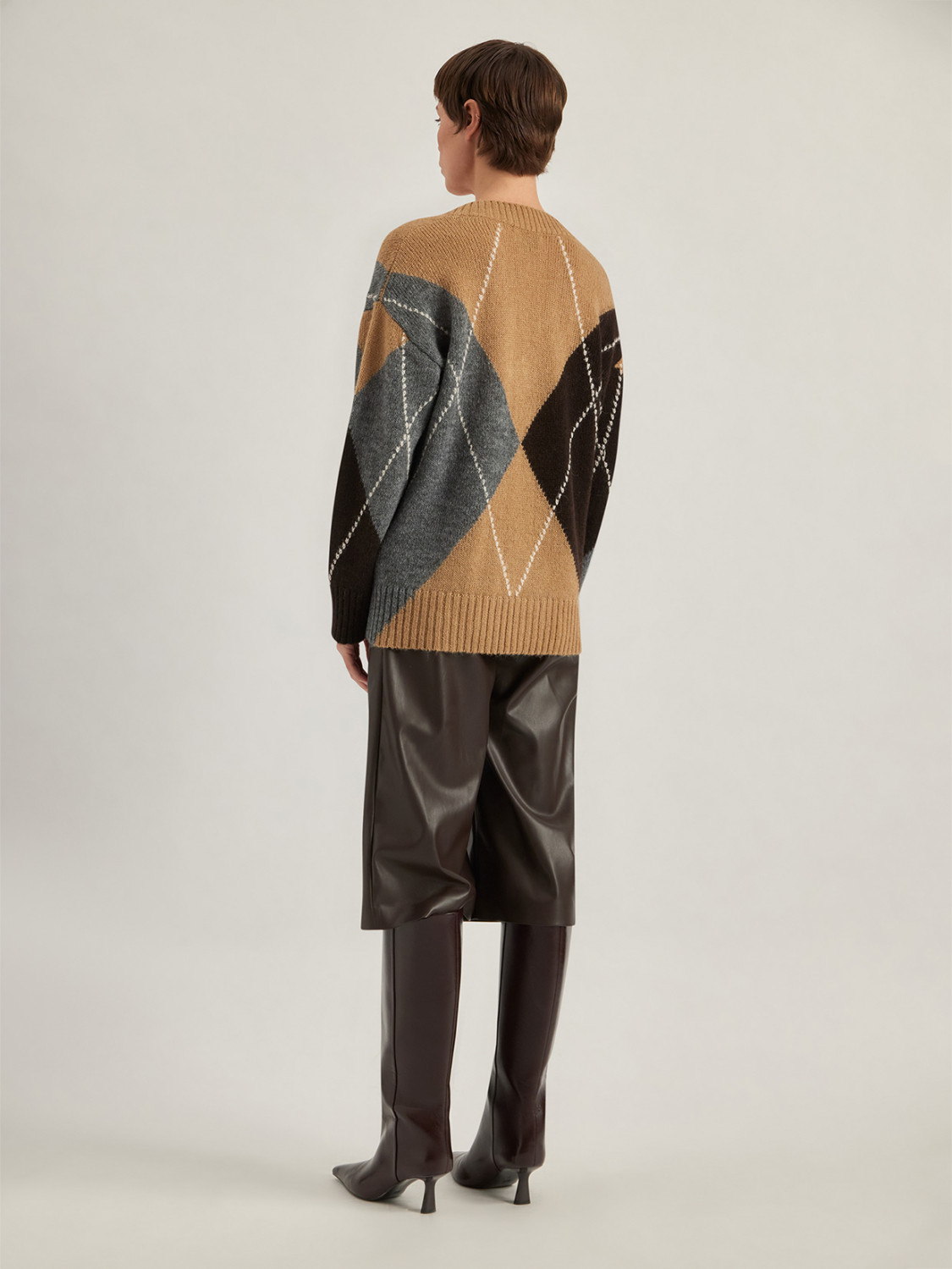 ALPHA STUDIO: ARGYLE INTARSIA V-NECK SWEATER