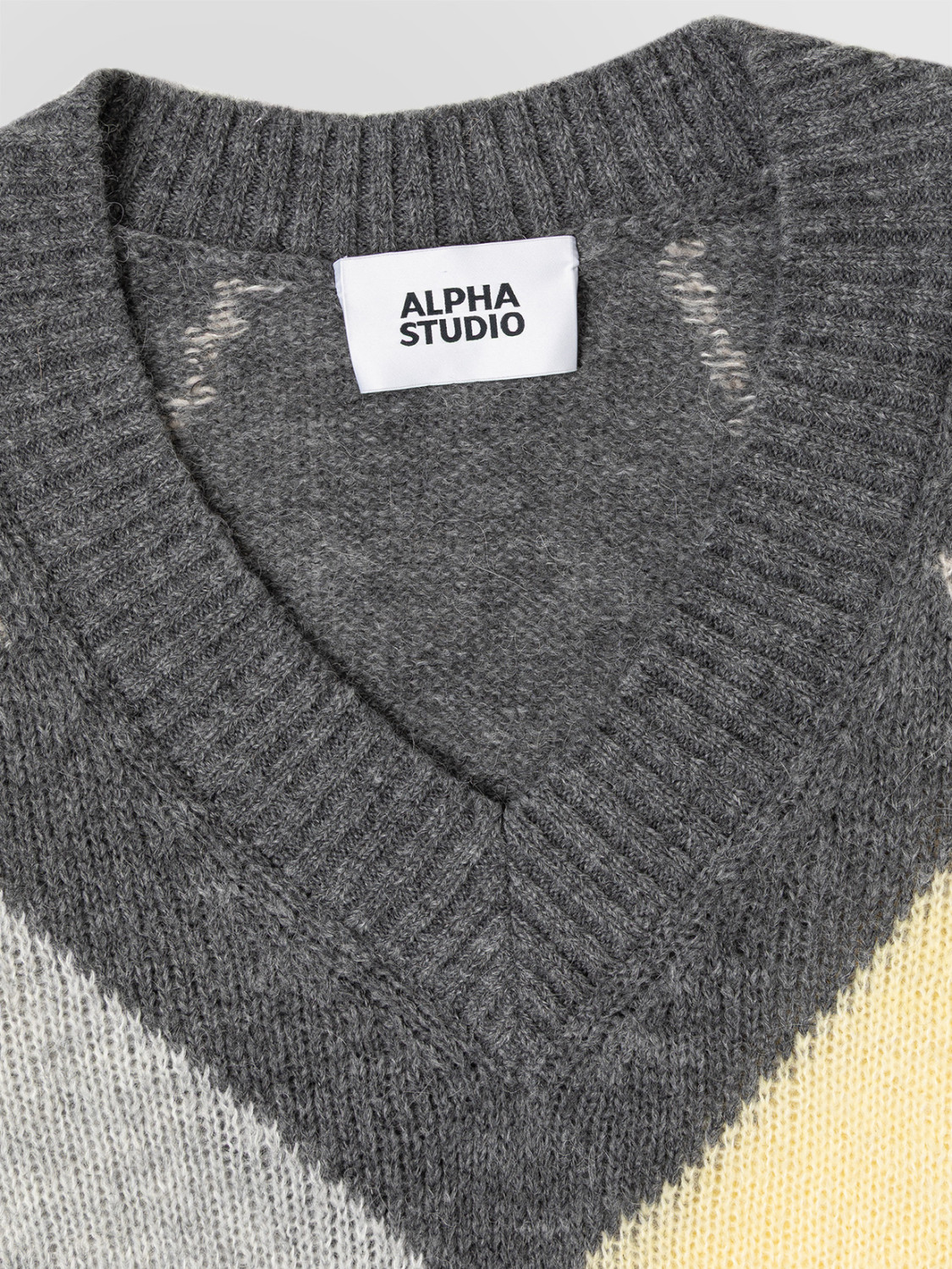 ALPHA STUDIO: ARGYLE INTARSIA V-NECK SWEATER