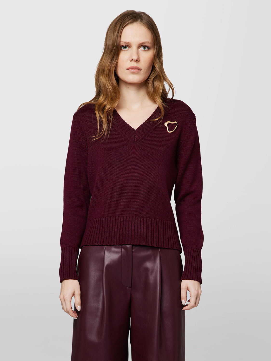 ALPHA STUDIO: ESSENTIAL V-NECK SWEATER