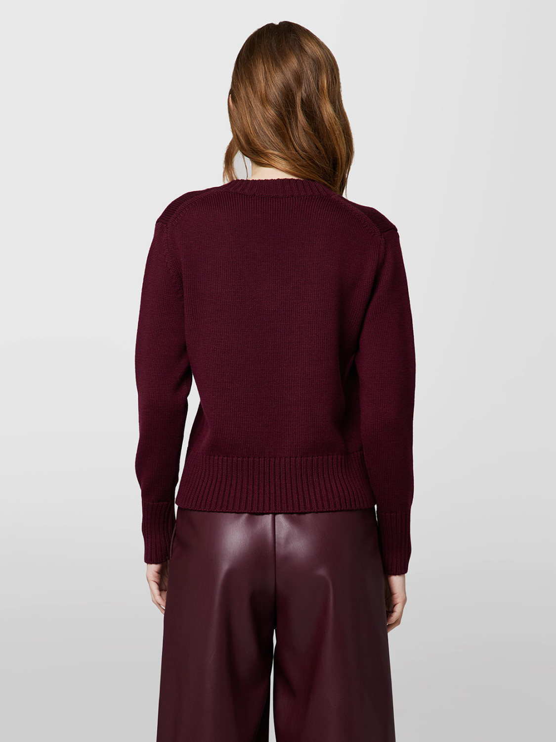 ALPHA STUDIO: ESSENTIAL V-NECK SWEATER