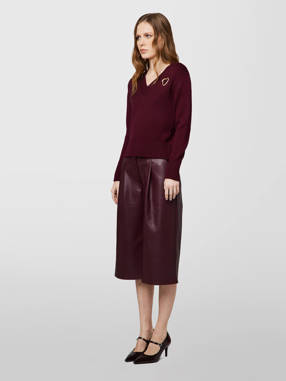 ALPHA STUDIO: ESSENTIAL V-NECK SWEATER