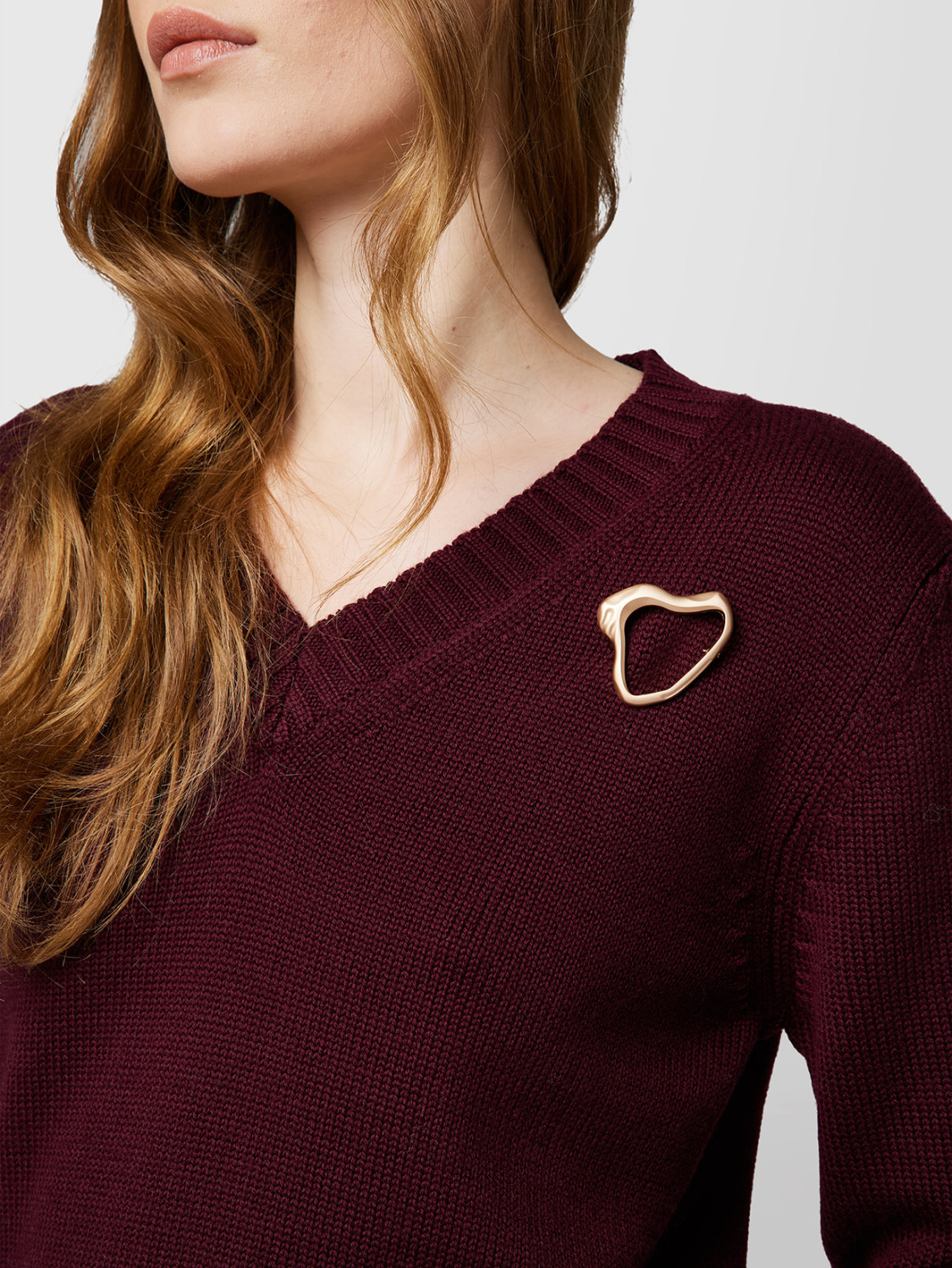 ALPHA STUDIO: ESSENTIAL V-NECK SWEATER