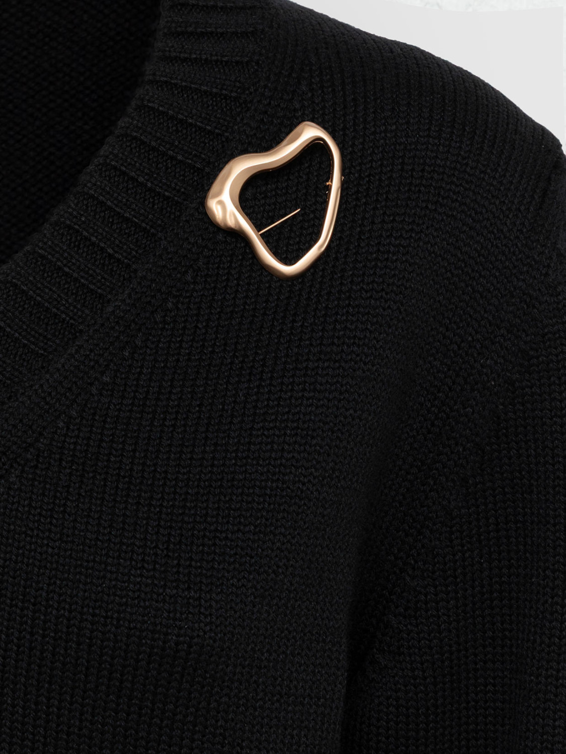 ALPHA STUDIO: ESSENTIAL V-NECK SWEATER