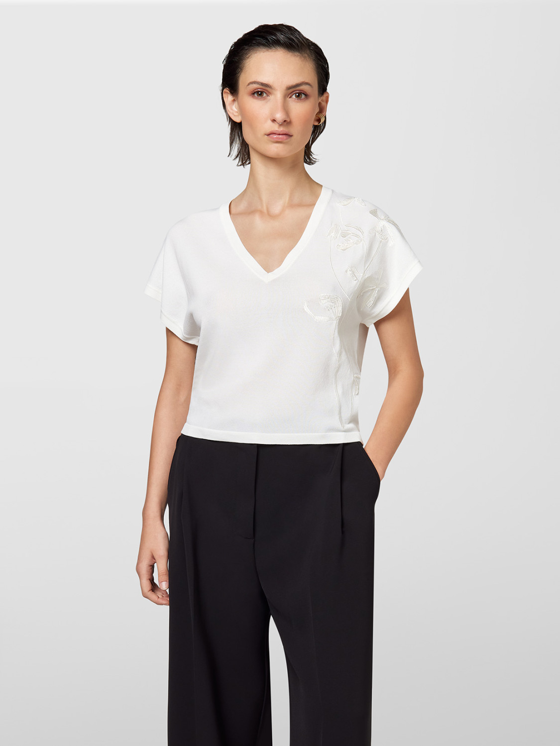 ALPHA STUDIO: V-NECK FLOWER EMBROIDERY