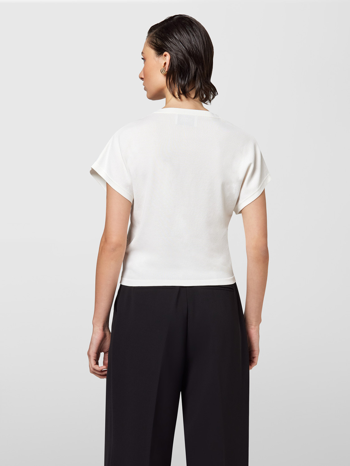 ALPHA STUDIO: V-NECK FLOWER EMBROIDERY