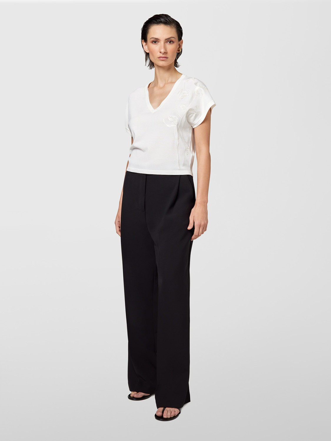 ALPHA STUDIO: V-NECK FLOWER EMBROIDERY